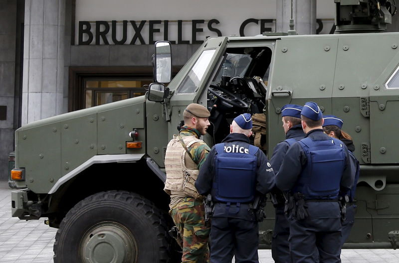 © Reuters. Bélgica amplía búsqueda de sospechosos con Bruselas en estado de alerta máximo