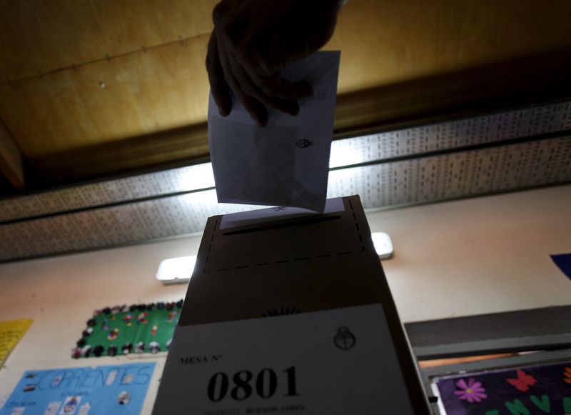 © Reuters. Argentinos deciden el futuro de la economía en elecciones presidenciales