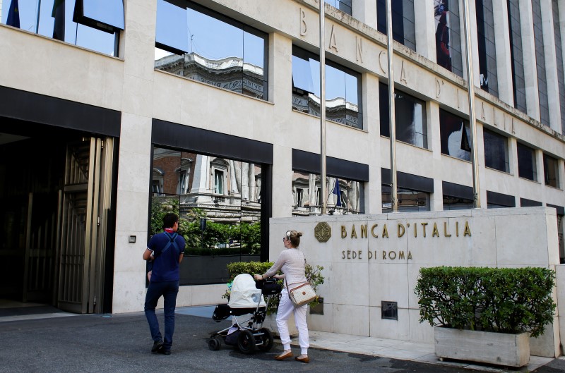 © Reuters. A couple enters the Bank of Italy in Rome