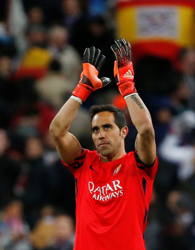 © Reuters. Un fiable Claudio Bravo proporciona al Barcelona una sólida base para brillar