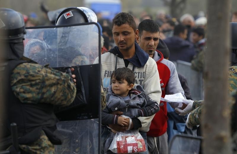 © Reuters. Empeoran las condiciones de los inmigrantes a los que se niega el paso en los Balcanes
