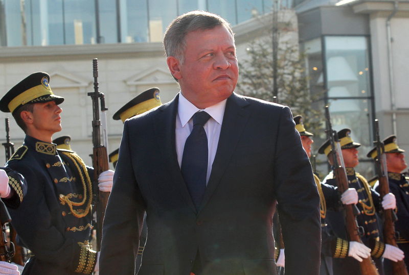 © Reuters. Jordan's King Abdullah inspects the honour guard in Pristina, Kosovo 