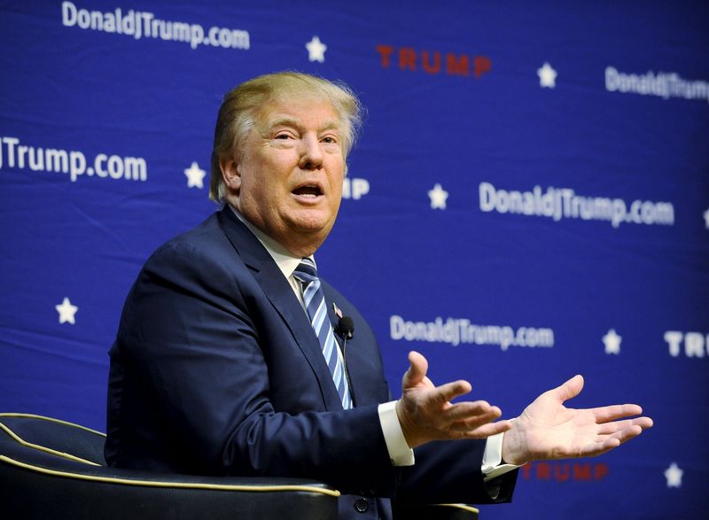 © Reuters. En la imagen de archivo, el precandidato republicano a la presidencia de Estados Unidos Donald Trump habla durante un acto de campaña en Spartanburg