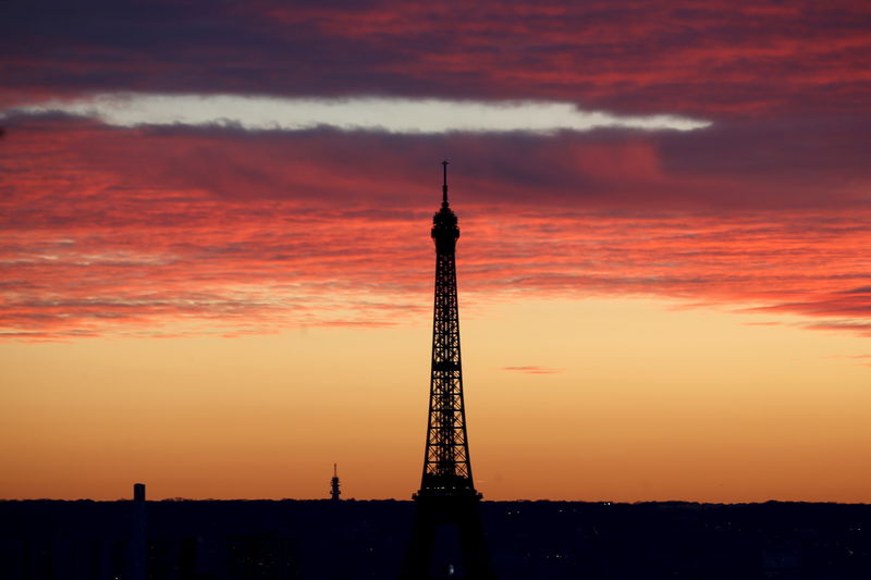 © Reuters. The Eiffel Tower is seen at sunset in Paris