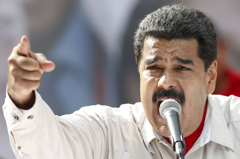 © Reuters. المعارضة الفنزويلية تقول إن رصاصا أطلق على موكب انتخابي لأحد مرشحيها