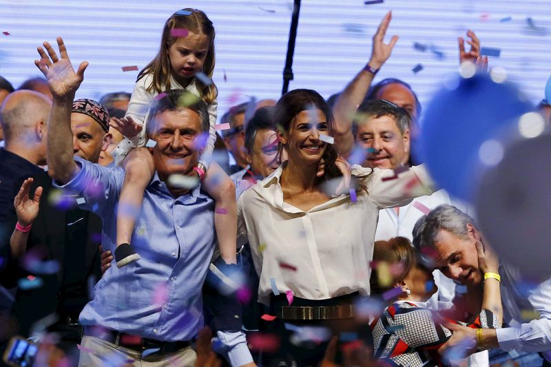 © Reuters. Macri gana en Argentina y acaba con una era de peronismo