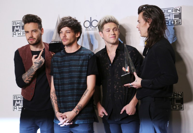 © Reuters. One Direction arrasa en los premios American Music, París ocupa el centro de atención