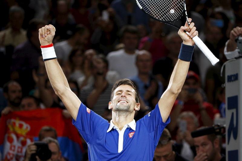 © Reuters. Djokovic concluye una buena temporada tras vencer a Federer en la final Masters ATP