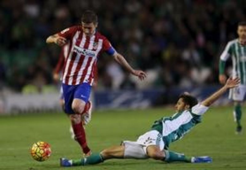© Reuters. El Atlético de Madrid acecha al Barcelona, líder de la tabla 