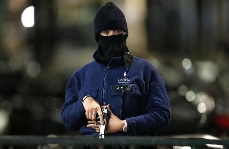 © Reuters. Una poliziotta durante un blitz antiterrorista a Bruxelles