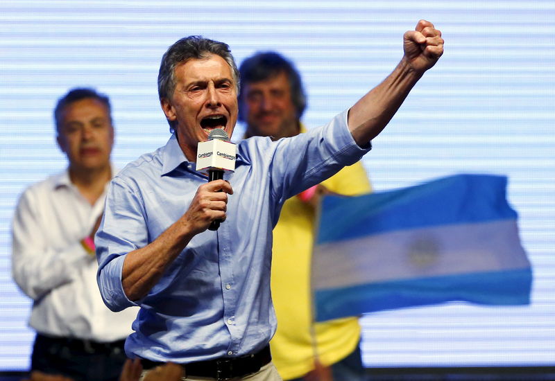 © Reuters. ماوريسيو ماكري يطيح بمرشح الحزب الحاكم ويفوز برئاسة الأرجنتين