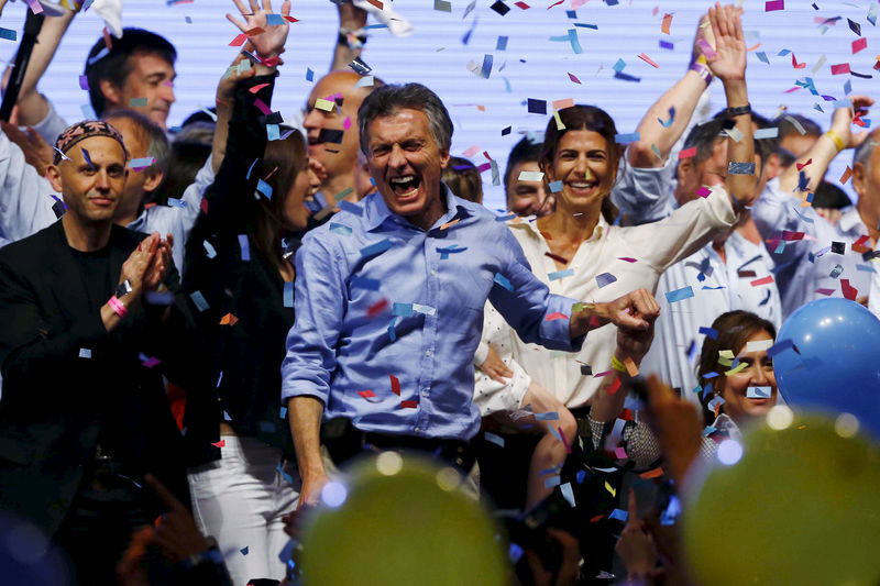 © Reuters. Mauricio Macri, nuovo presidente argentino festeggia la vittoria alle elezioni con la moglie Juliana (a destra) e i suoi supporter a Buenos Aires 