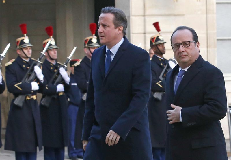 © Reuters. Cameron dice que Reino Unido debe atacar al Estado Islámico en Siria