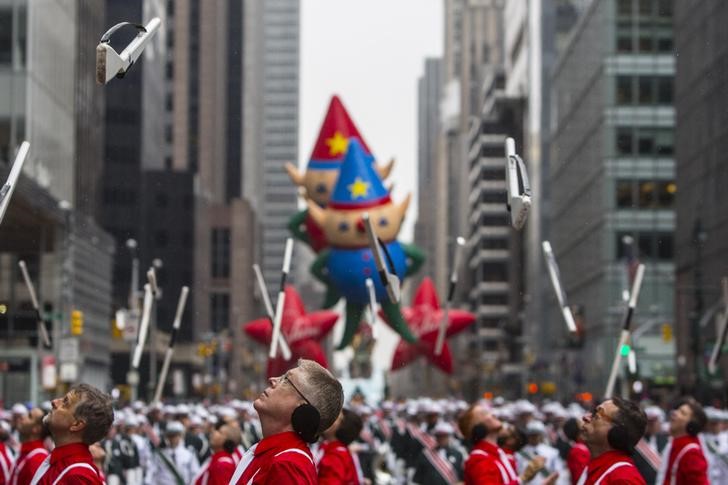 © Reuters. Members of the Madison Scouts perform during the 88th Annual Macy's Thanksgiving Day Parade in New York