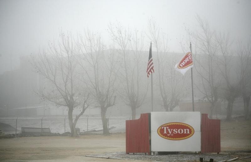 © Reuters. Fog shrouds the Tyson slaughterhouse in Burbank, Washington