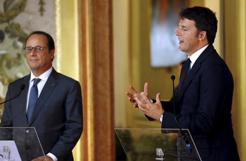 © Reuters. Il premier Matteo Renzi assieme al presidente francese Francois Hollande