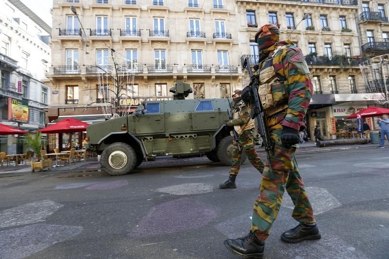 © Reuters. Soldados patrullan Bruselas y sus instituciones tras los últimos arrestos