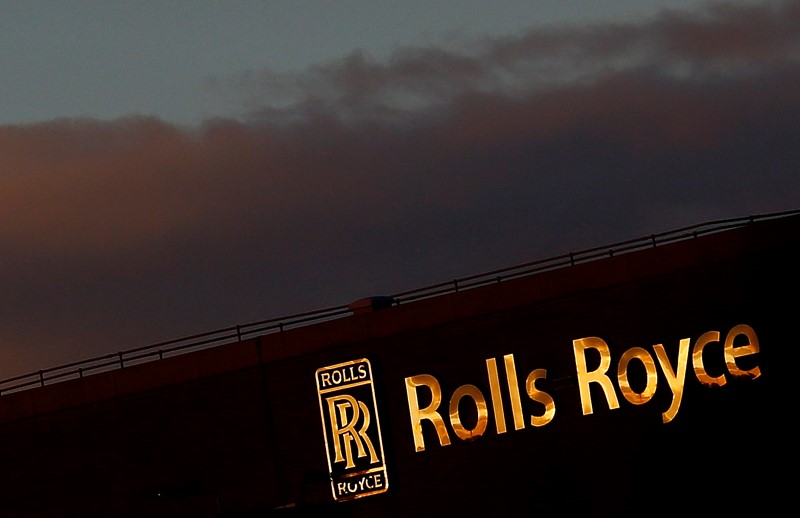 © Reuters. The setting sun reflects on a building at Rolls-Royce in Derby