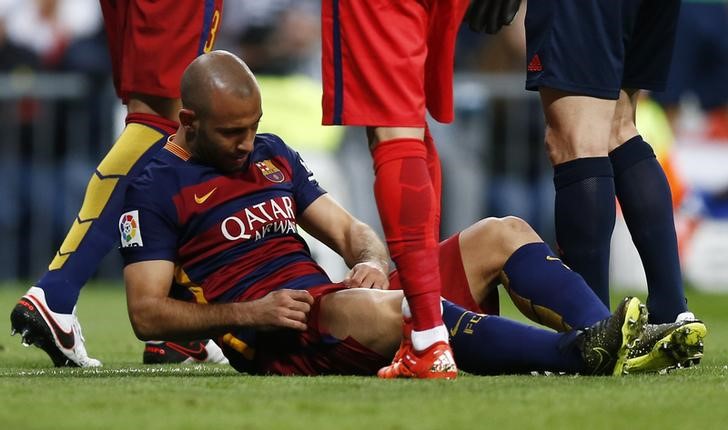 © Reuters. Javier Mascherano sofre lesão no clássico Real Madrid x Barcelona