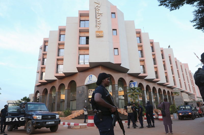 © Reuters. Televisión de Mali emite imágenes de un hombre y una mujer sospechosos por ataque a hotel