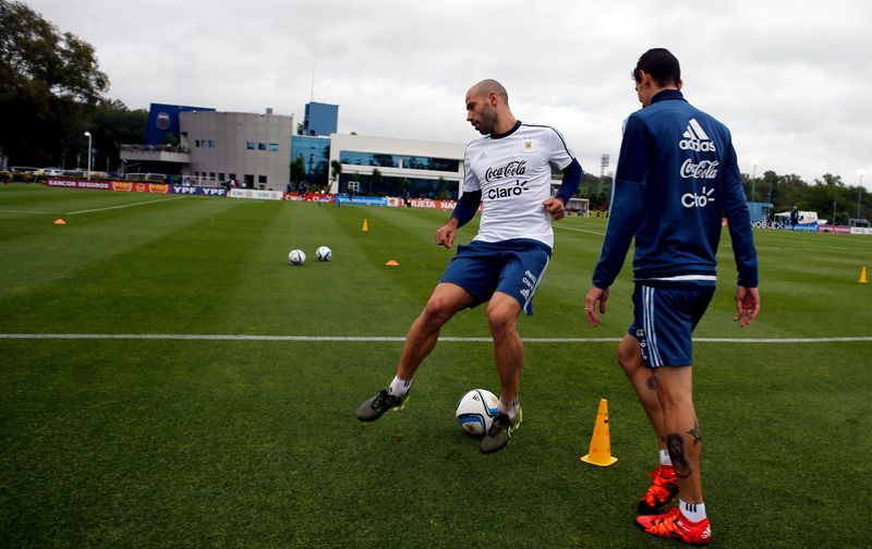 © Reuters. Mascherano, probable baja del Barcelona contra la Roma en Champions