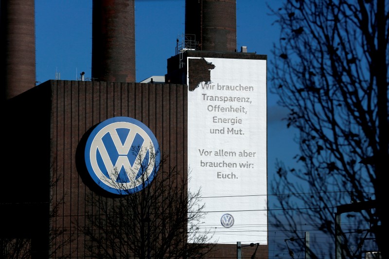 © Reuters. A Volkswagen company logo adorns the VW factory in Wolfsburg