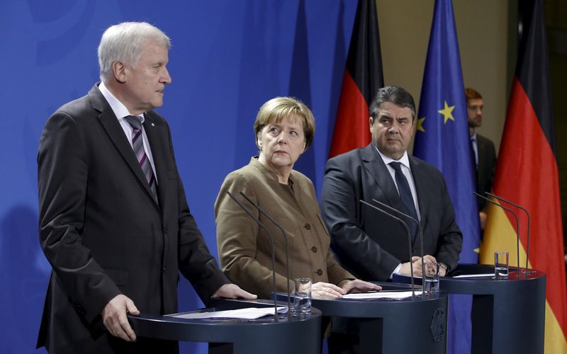 © Reuters. German Chancellor Merkel, German Economy Minister Gabriel and Bavarian State Premier Seehofer address the media at the chancellery in Berlin