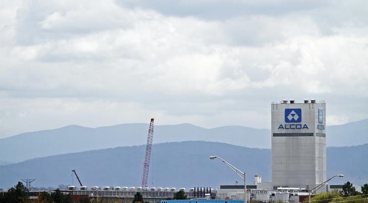 © Reuters. The Great Smoky Mountains are shown in the background  in this view of the Alcoa Aluminium plant