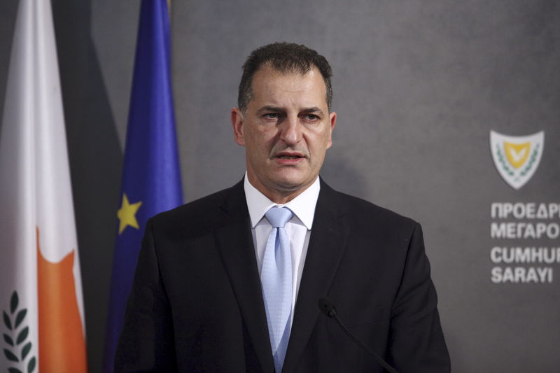 © Reuters. Yiorgos Lakkotrypis, Cyprus' Minister of Energy, Commerce, Industry and Tourism, speaks during a news conference at the presidential palace in Nicosia, Cyprus