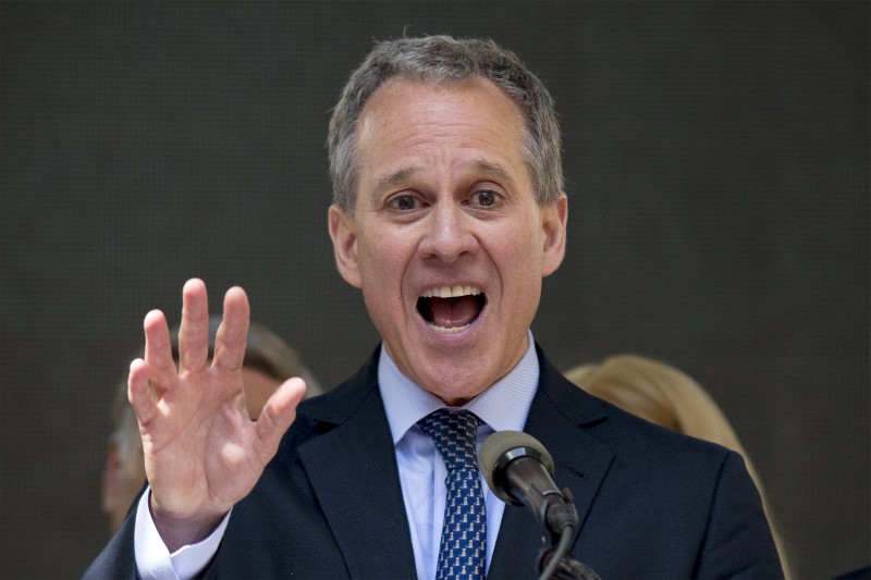 © Reuters. New York State attorney general Eric Schneiderman speaks a rally to celebrate the passage of the minimum wage for fast-food workers by the New York State Fast Food Wage Board in New York