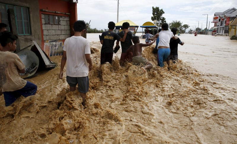 © Reuters. LA FRÉQUENCE DES CATASTROPHES CLIMATIQUES AUGMENTE DEPUIS 10 ANS