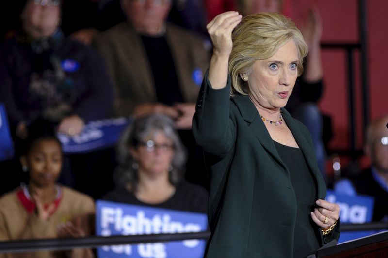 © Reuters. U.S. Democratic presidential candidate Clinton speaks at a campaign stop in Iowa 