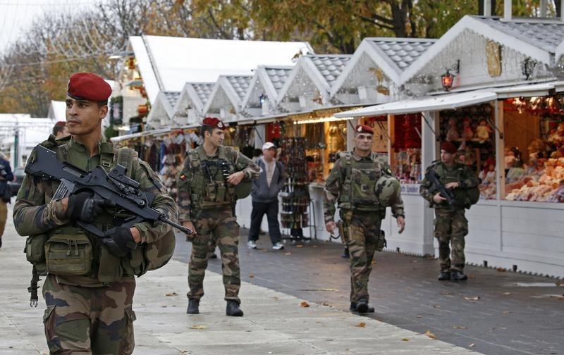 © Reuters. العثور على جسم يشتبه أنه حزام ناسف جنوبي باريس