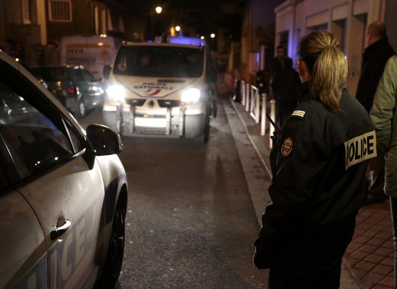 © Reuters. UNE POSSIBLE CEINTURE D'EXPLOSIFS RETROUVÉE À MONTROUGE