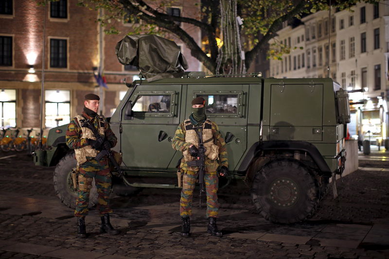 © Reuters. Soldados belgas no centro de Bruxelas