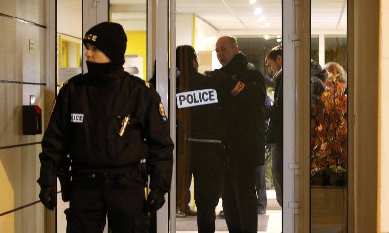 © Reuters. French police cordon the area after an alleged explosive belt was found in Montrouge