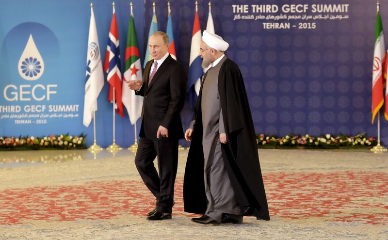 © Reuters. Iran's President Hassan Rouhani walks with Russia's President Vladimir Putin before a meeting during the Gas Exporting Countries Forum (GECF) in Tehran