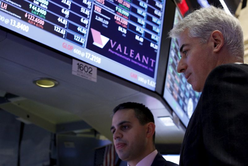 © Reuters. Activist investor Bill Ackman, chief executive of Pershing Square Capital, speaks with a specialist trader on the floor of the New York Stock Exchange 