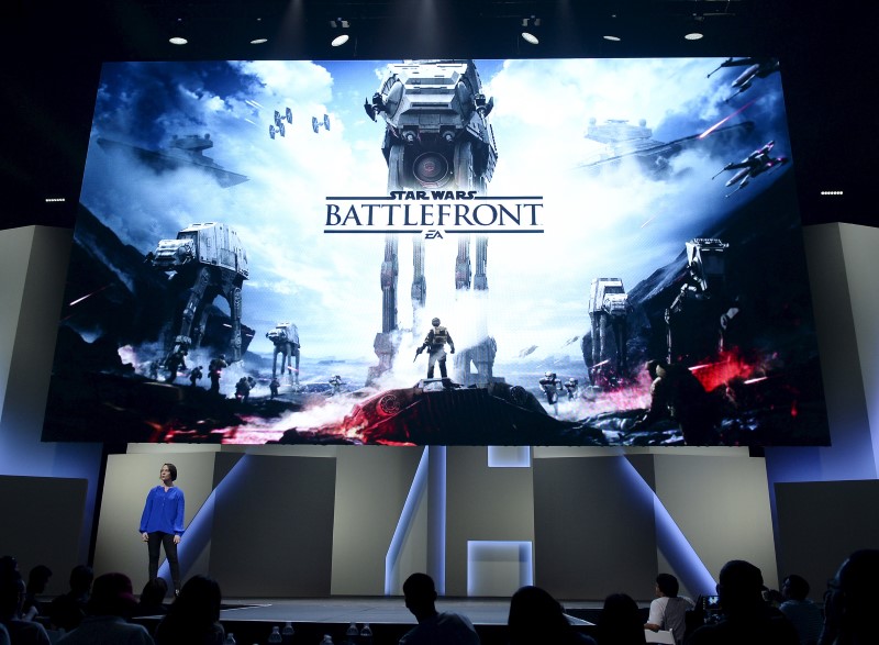 © Reuters. Sigurlina Ingvarsdottir, senior producer at EA Digital Illusions Creative Entertainment, introduces the new video game "Star Wars Battlefront" during Electronic Arts media briefing in Los Angeles