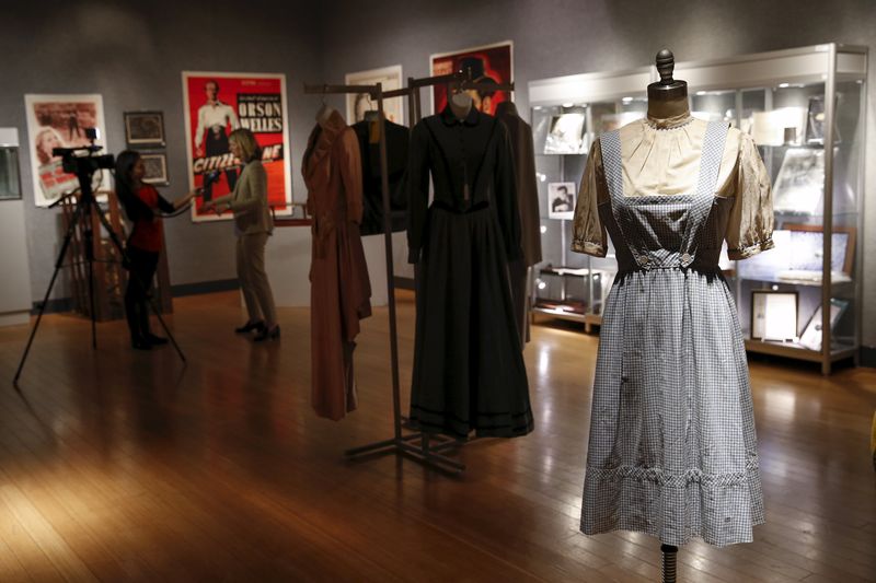 © Reuters. فستان ارتدته جودي جارلاند في فيلم "الساحرة أوز" يجلب 1.56 مليون دولار في مزاد