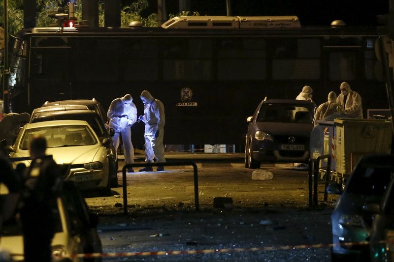 © Reuters. الشرطة: انفجار قنبلة خارج مكاتب اتحاد للأعمال في وسط العاصمة اليونانية