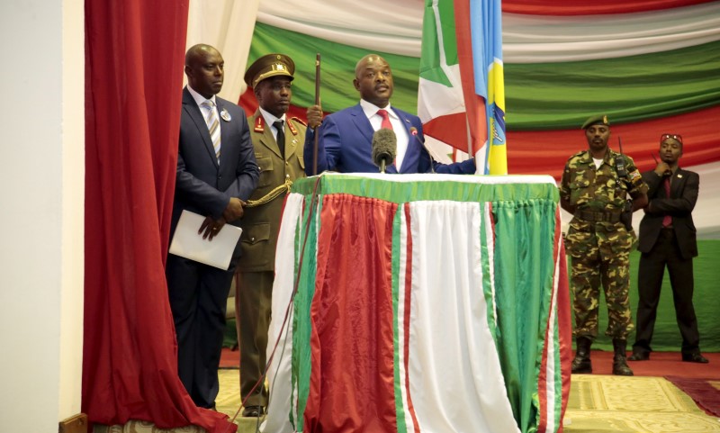 © Reuters. Burundi's President President Nkurunziza delivers his speech after being sworn-in for a third term following his re-election at the Congress Palace in Kigobe district, Bujumbura