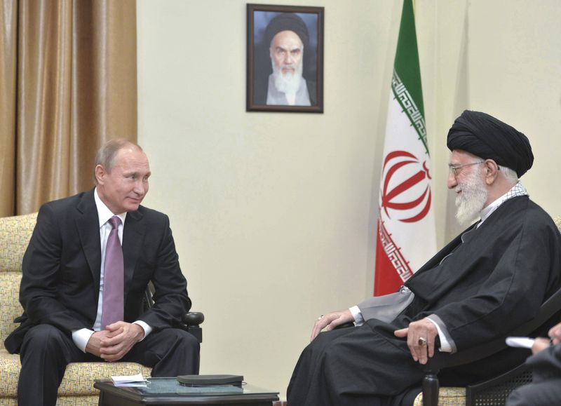 © Reuters. Jamenei le dice a Putin que políticas de EEUU son una amenaza para Teherán y Moscú