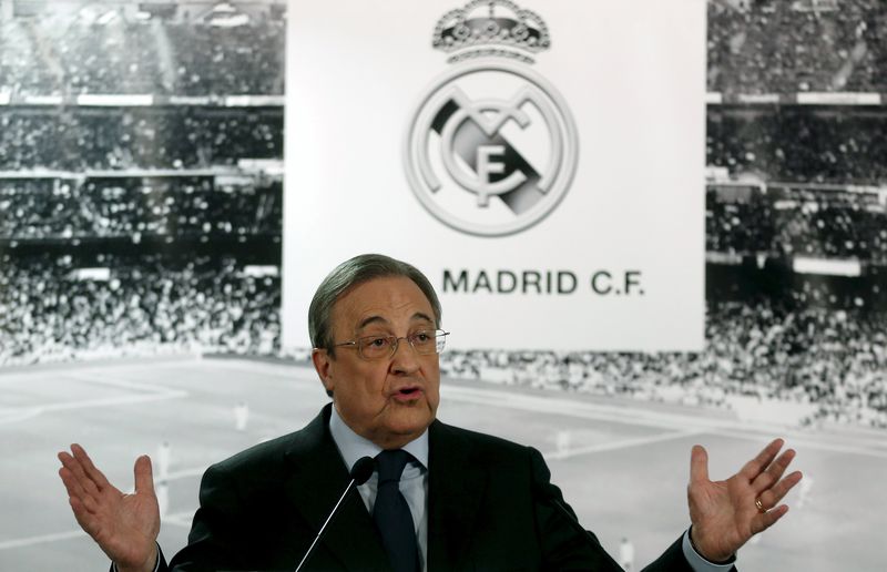 © Reuters. Florentino Pérez respalda a Rafa Benítez tras la goleada del Barça