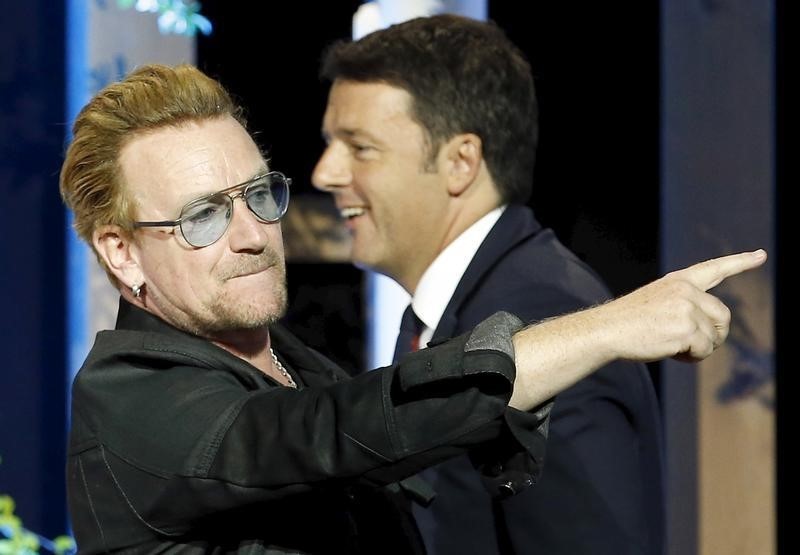 © Reuters. U2 reagenda para diciembre los conciertos en París que aplazó por los ataques