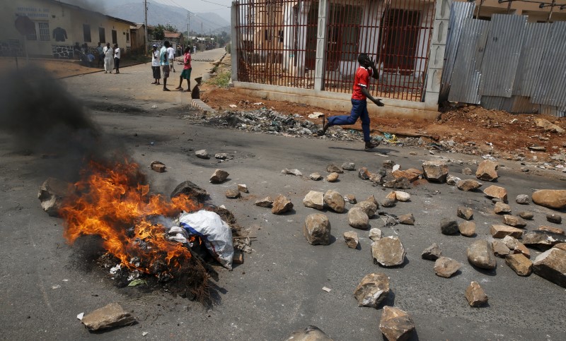 © Reuters. بوروندي تحظر أنشطة 10 من منظمات المجتمع المدني مع تصاعد الأزمة