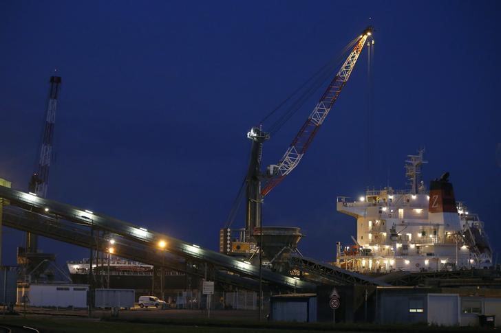 © Reuters. Lights illuminate cranes and ships in the evening at the Nantes Saint-Nazaire port in Donges