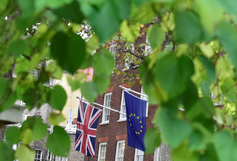 © Reuters. Encuesta tras atentados de París indica que una mayoría de británicos quiere salir de la UE