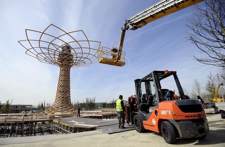 © Reuters. Operai al lavoro per l'Expo di Milano.