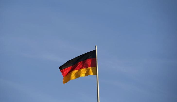 © Reuters. Bandeira nacional alemã vista em Berlim